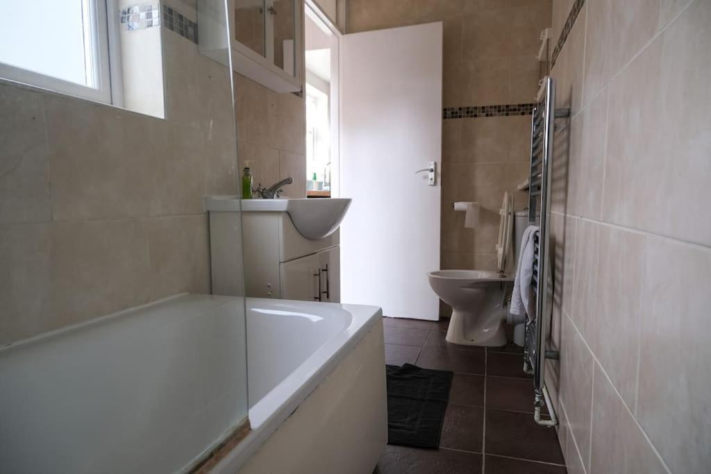 4 Bedroom House In Turnpike Lane/Wood Green London Eksteriør billede