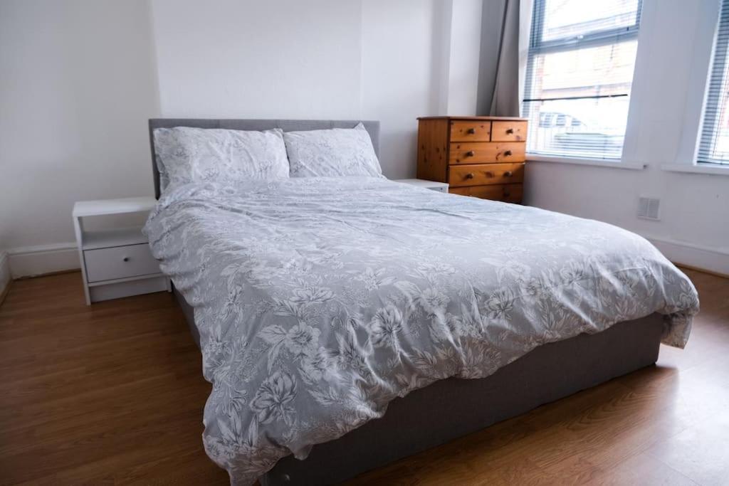 4 Bedroom House In Turnpike Lane/Wood Green London Eksteriør billede